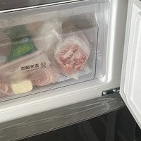 新手轻松掌握冰箱保养技巧，让食材更新鲜！
