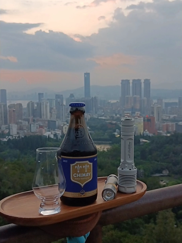 简单的生活，一瓶酒两把手电浪一晚。