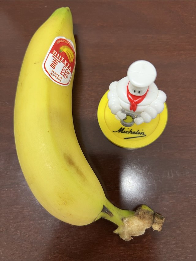 中午吃好饭，吃一根香蕉，美滋滋！