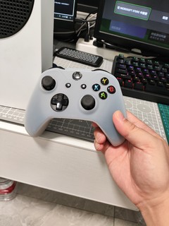 我的xbox手柄，这么多其实我都不爱用。