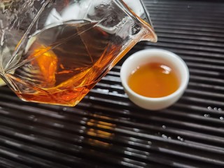 云南滇红茶，送人自饮都合适，蜜香红茶。