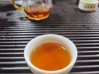 云南滇红茶，送人自饮都合适，蜜香红茶。