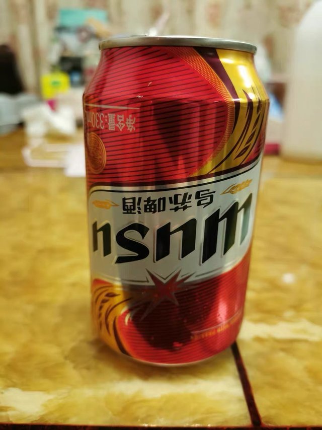 乌苏啤酒很受年轻人欢迎