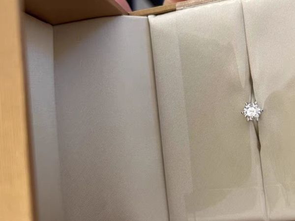 钻戒在光线照射下，就是璀璨夺目啊