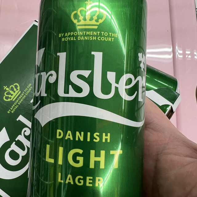 畅饮特醇嘉士伯啤酒，享受心情的释放！！！