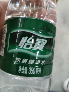 渴了来瓶怡宝矿泉水