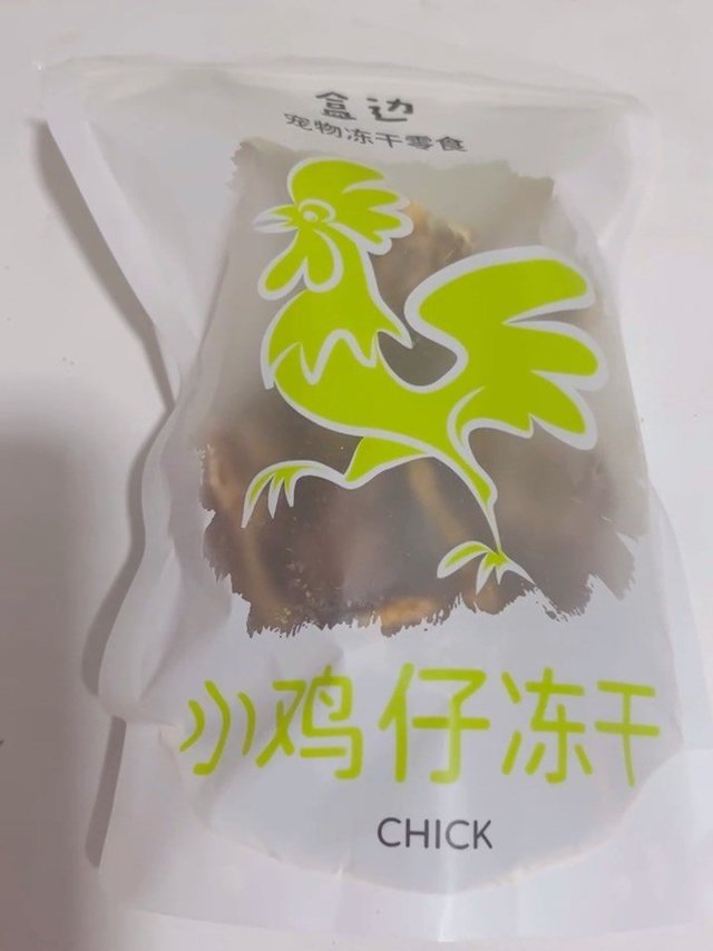 给猫孩子打打牙祭