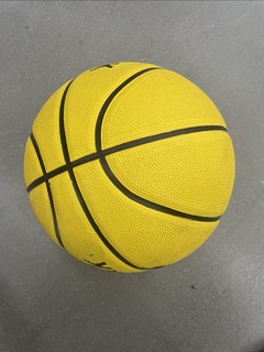 迪卡侬5号篮球，专为初学者而设计