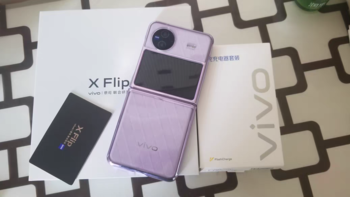 探索时尚魅力，vivo X Flip折叠屏手机：小巧可爱，女生的时尚新选择！