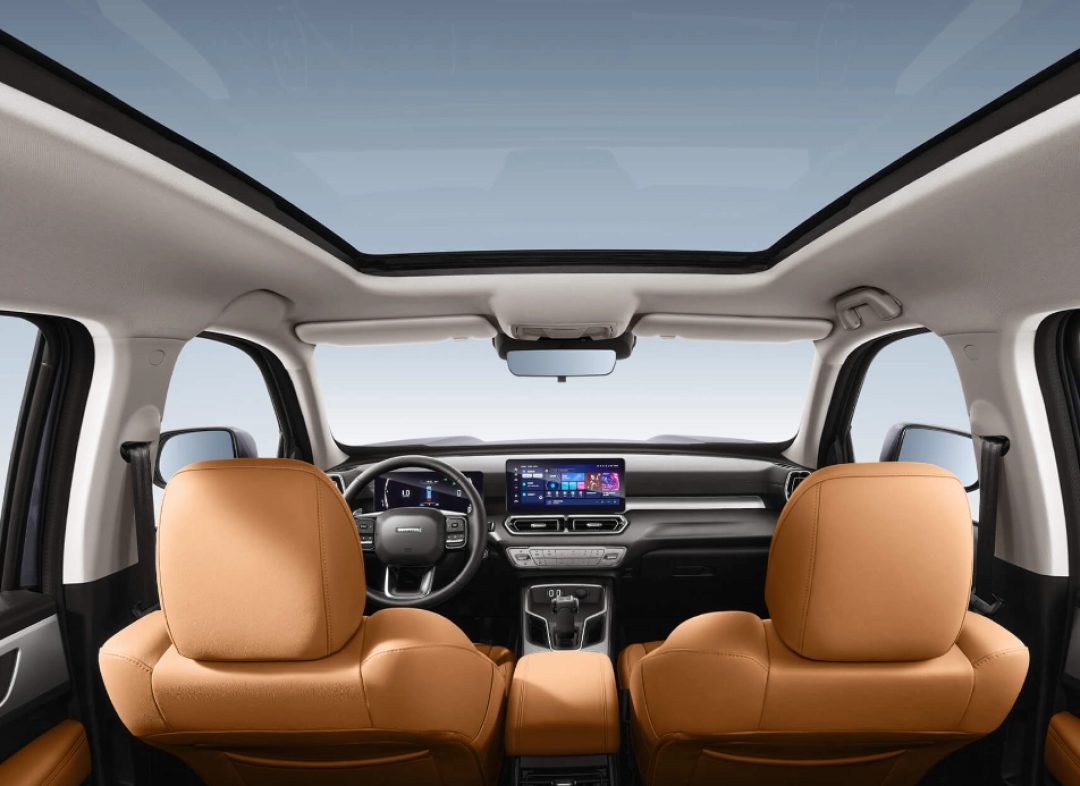 全新哈弗h5在内饰方面采用了最新的家族设计风格.中控台配备了12.