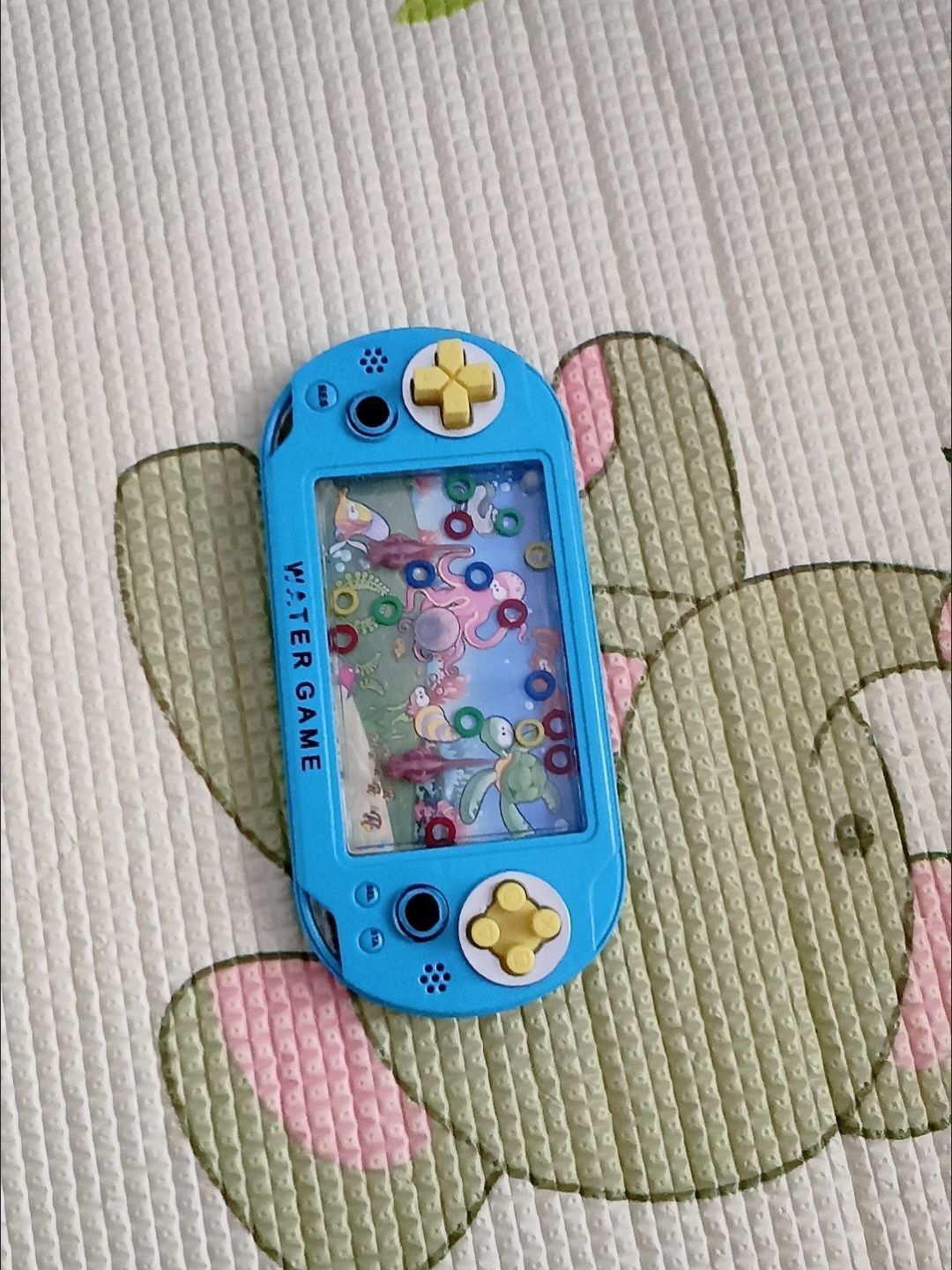 给孩子买了他最喜欢的水里套圈游戏机