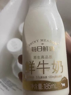 夏天适合喝放在冰箱里的牛奶