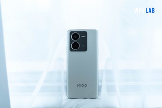 iQOO Z8「月瓷白」＆ iQOO Z8x「曜夜黑」