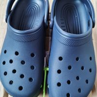 听说烂大街了，crocs洞洞鞋