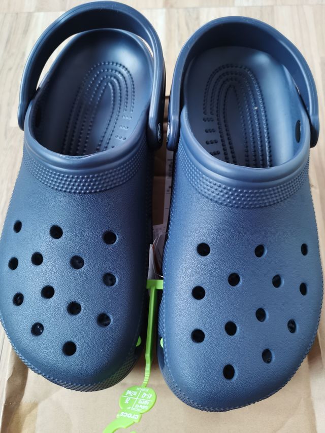 听说烂大街了，crocs洞洞鞋