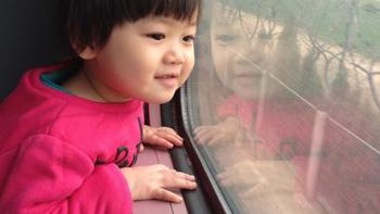 育儿教育 篇十一：列车现标语“孩子是您的一面镜子”，你认为此标语是否合适？如何看待带娃坐列车被单独提醒？