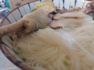 重庆人也赞不绝口的不加辣米线—松茸土鸡米