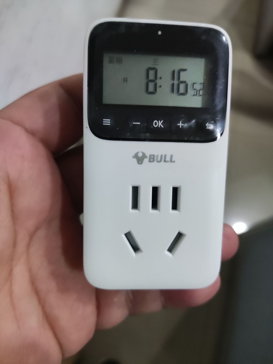 小巧的公牛定时插座