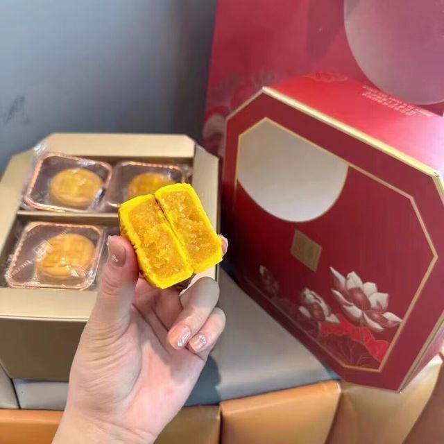 ​品一块月饼，赏一轮明月