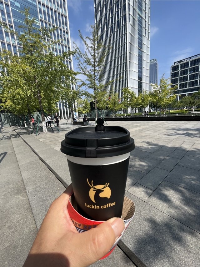 为啥我的瑞幸水杯是黑色！