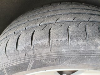 这种程度的轮胎裂纹需要换了吗？
