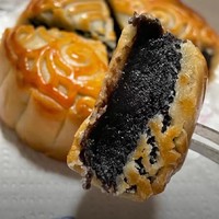 在众多的月饼口味中，有一种独特的口感却常常被人们所忽视，黑豆沙月饼
