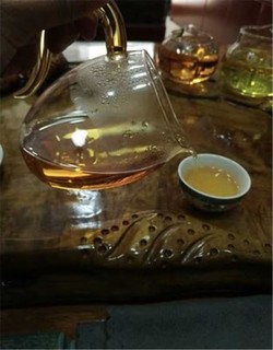 送的是英红九号红茶，更是关怀与祝福