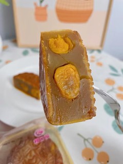 吃月饼最经典的还得是蛋黄莲蓉，你觉得呢！