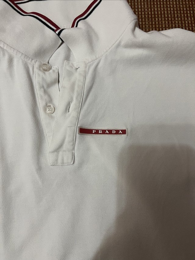 我现在在穿的一件白色T恤，价格很便宜的！