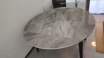 这款实木可伸缩进口岩板餐桌餐椅子组合是一种现代简约风格的家具