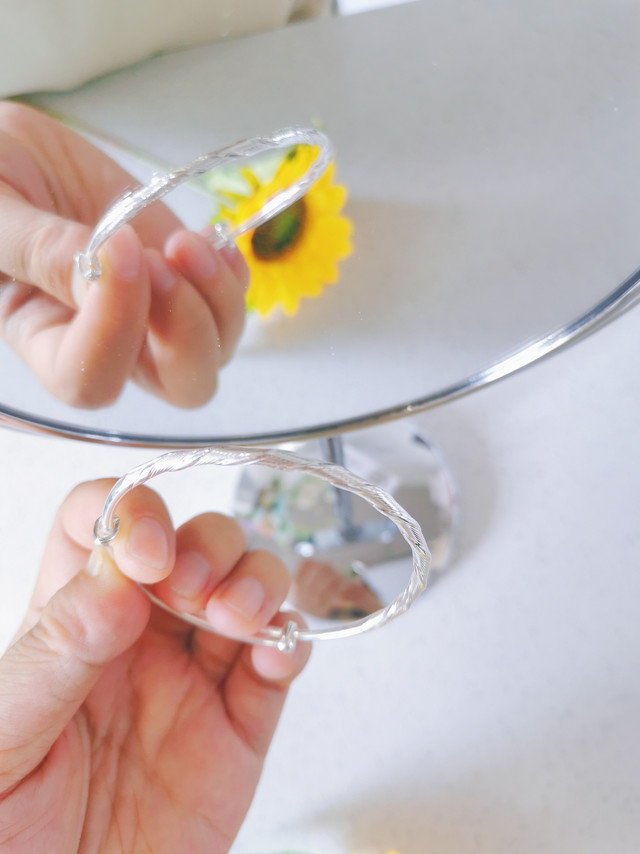 手镯排行榜：谁是最受欢迎的款式？