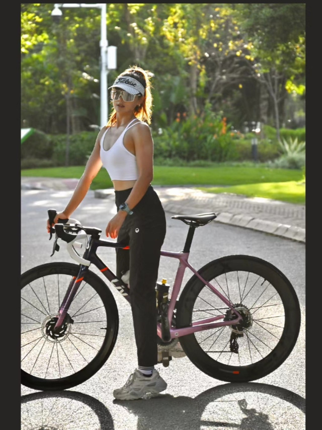🚴有点飒！来看公路女骑手的通勤穿搭