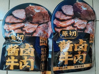 中秋节，在餐桌上品尝酱卤牛肉。