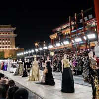 北京时装周盛大开幕，“中轴线”前门大街上演华美大秀