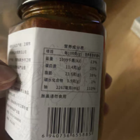 炸酱面是一道非常受欢迎的中国传统美食，其特色在于使用炸酱作为主要调料。