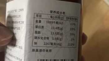 炸酱面是一道非常受欢迎的中国传统美食，其特色在于使用炸酱作为主要调料。