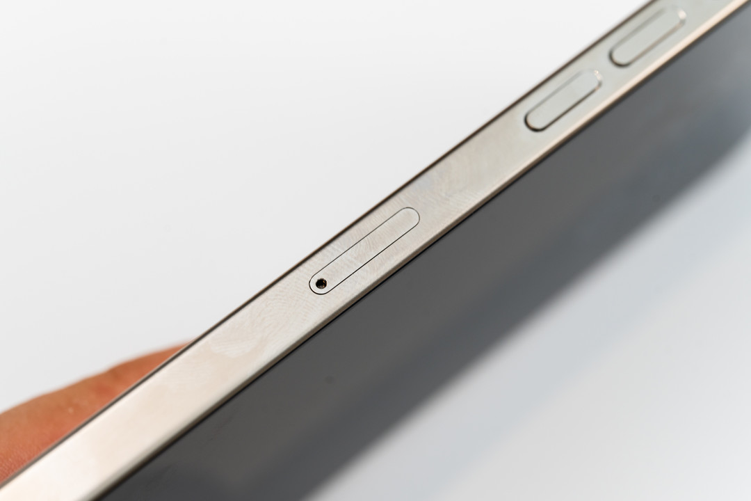 iPhone 15 Pro系列的钛金属边框
