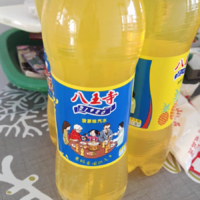 辽宁特产八王寺菠萝味老口味汽水碳酸饮料是一款深受消费者喜爱的饮品。