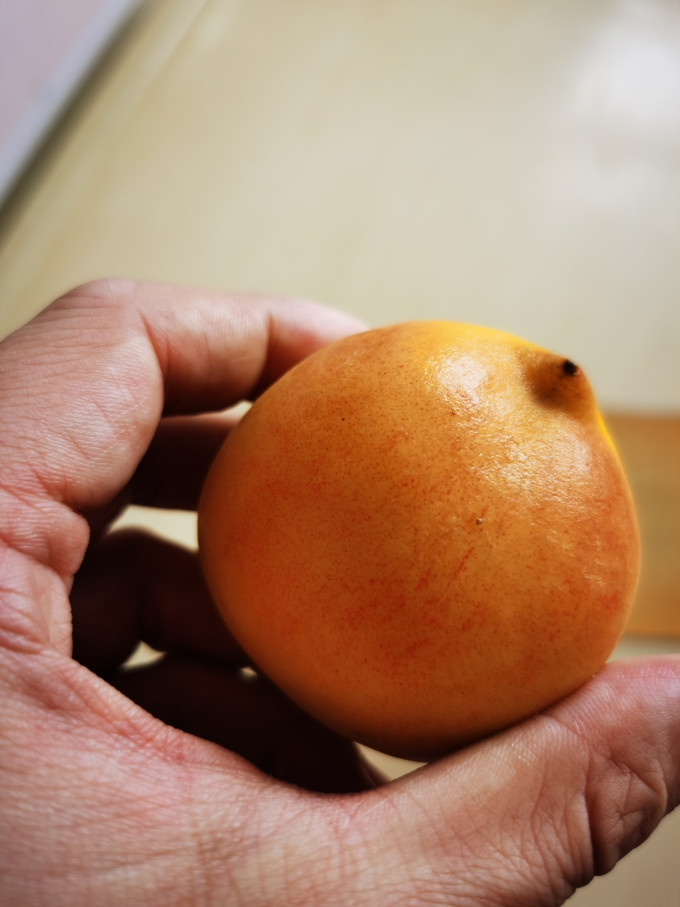 买个秋白桃吃一下