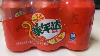百事可乐美年达橙味碳酸汽水是一种受欢迎的饮品