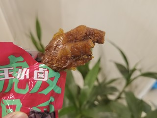 王小卤的鸡爪真的一口下去会上瘾！