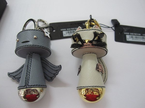送给好兄弟的随份子，一对普拉达的钥匙扣