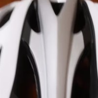 破风骑行的4种装备～变色镜头盔骑行服自行车。