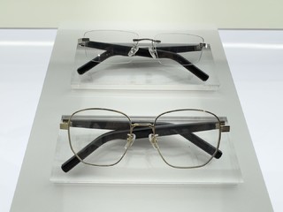 华为智能眼镜2，浓浓的商务风，仿佛看到了产品经理的年纪。