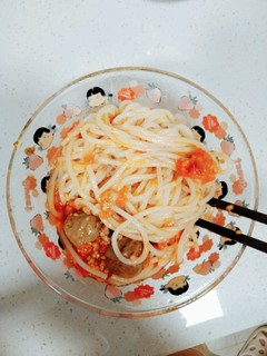 我那贤惠的姐姐自己做的小番茄拌粉酱好好吃哦