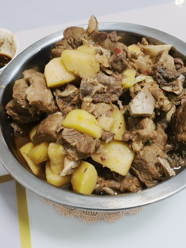 自家做的排骨烧土豆 色香味俱全