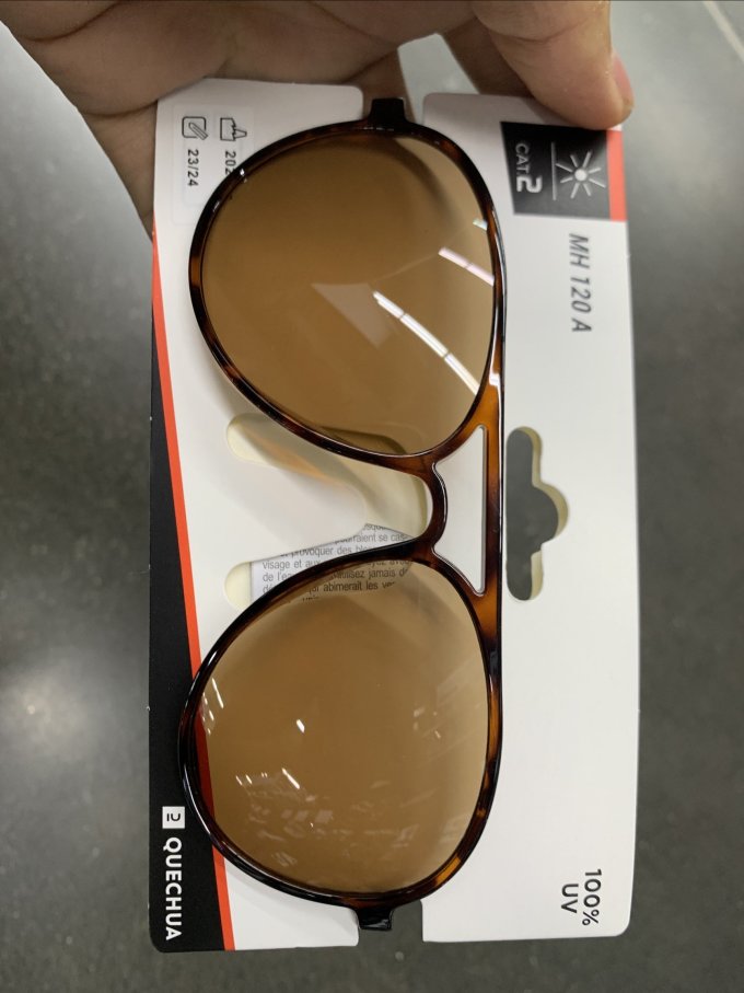 防紫外线偏光镜片 🔎 产品描述 这款迪卡侬太阳镜防紫外线效果好