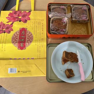 广东酒家的双黄纯白莲蓉月饼，咸甜搭配不错