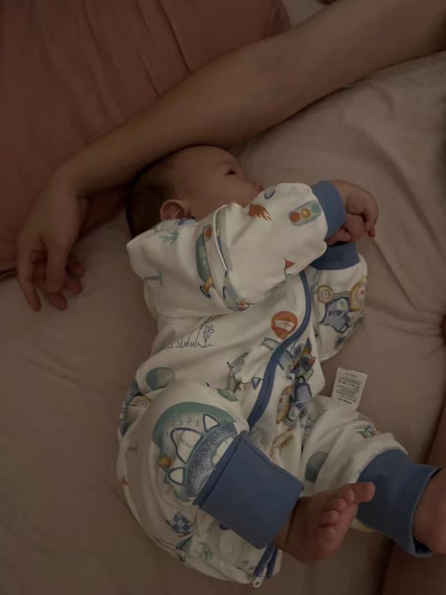 人类幼崽的奇葩睡姿，分腿可拆袖睡袋