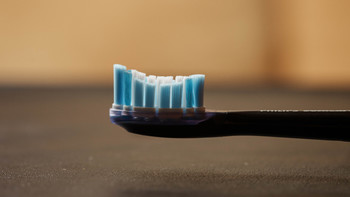 电动牙刷最令我头疼的问题，竟然被飞利浦解决了